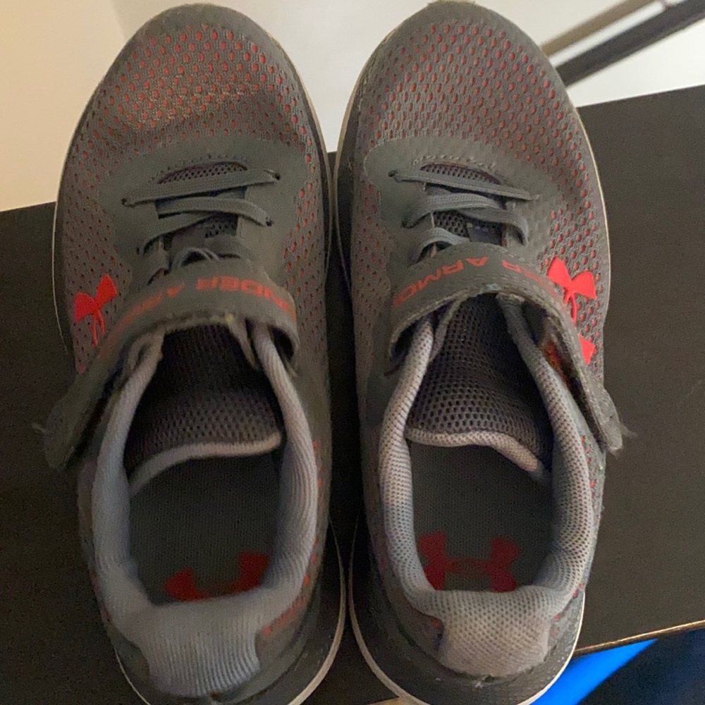Boys under armour athletic shoes size 1Y
